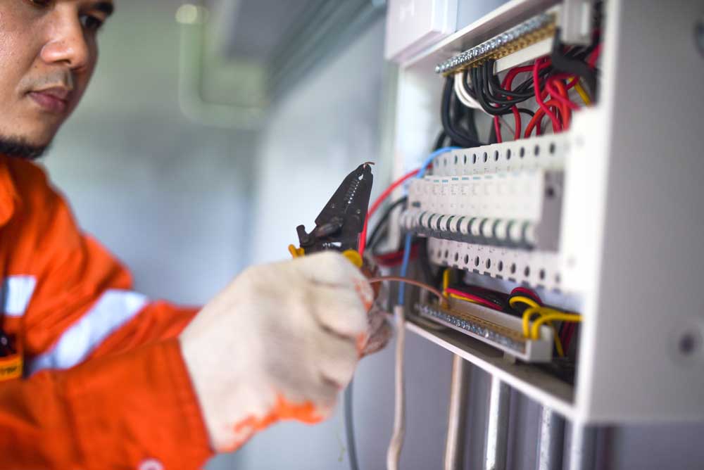 Emergency Tradespeople in the UK: Complete 2025 Guide to Avoid Costly Mistakes